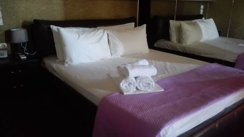 Imagen de la habitación del Hotel Feevos. Foto 17