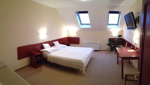 Imagen general del Hotel Fehértói Halászcsárda és Panzió. Foto 2