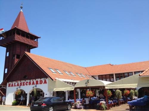 Imagen general del Hotel Fehértói Halászcsárda és Panzió. Foto 16