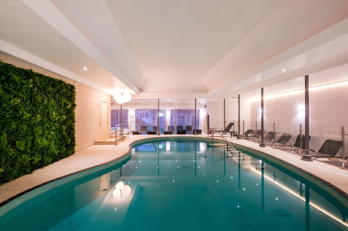 Imagen de la piscina del Hotel Felbridge Gatwick and Spa. Foto 16