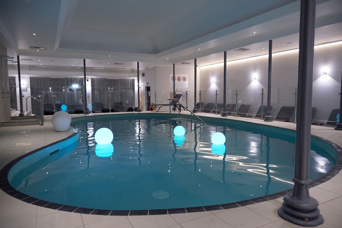 Imagen de la piscina del Hotel Felbridge Gatwick and Spa. Foto 17