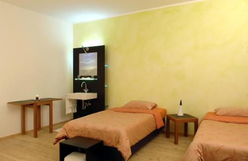 Imagen de la habitación del Hotel Felsenhotel La Claustra. Foto 8