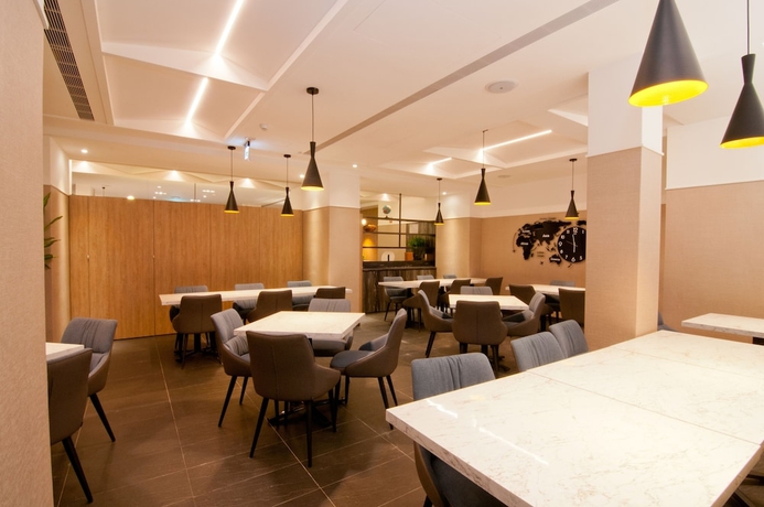Imagen de los interiores del Hotel Feng Chi Inn. Foto 18