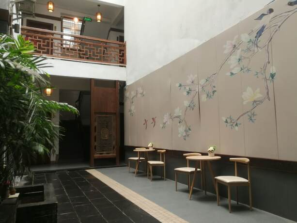 Imagen general del Hotel Fenghuang Hemu House. Foto 3