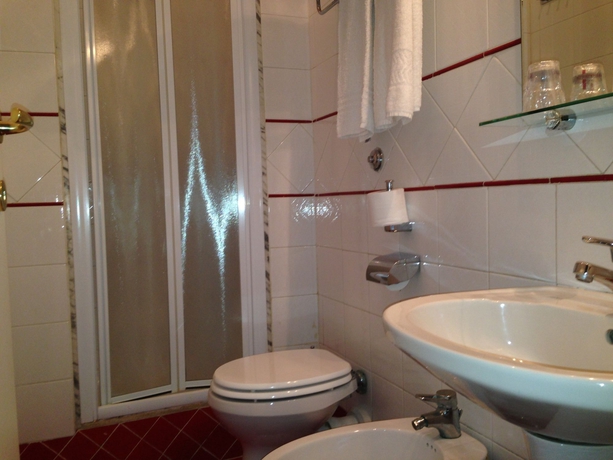 Imagen de la habitación del Hotel Fenicia. Foto 11