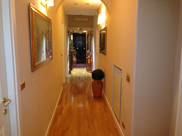 Imagen de la habitación del Hotel Fenicia. Foto 13