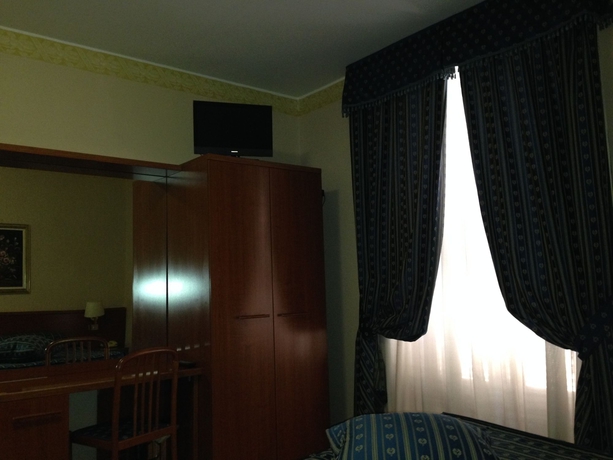 Imagen de la habitación del Hotel Fenicia. Foto 14