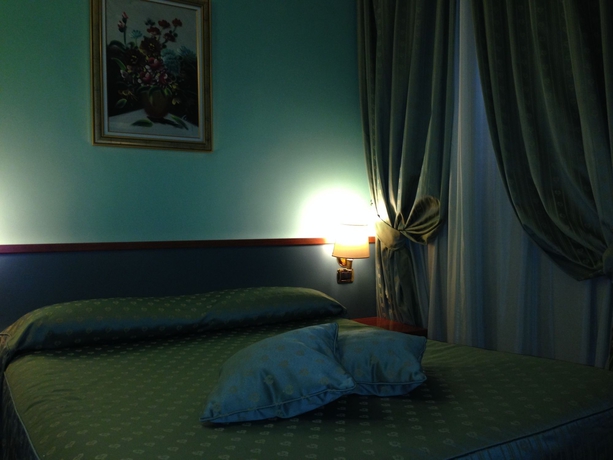 Imagen de la habitación del Hotel Fenicia. Foto 15