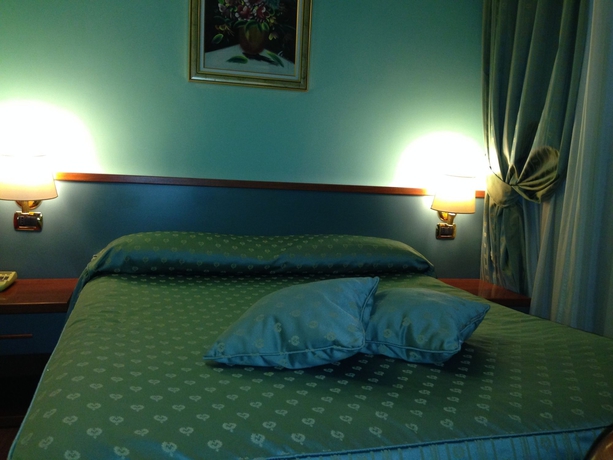 Imagen de la habitación del Hotel Fenicia. Foto 16