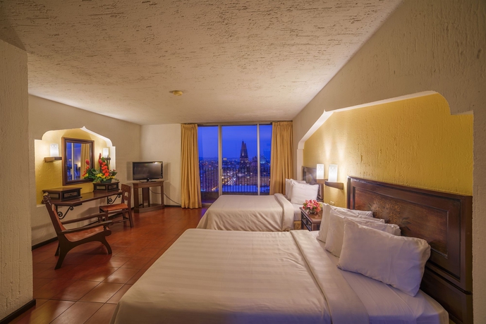 Imagen de los exteriores del Hotel Fenix, Guadalajara. Foto 11