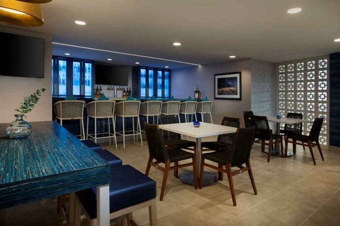 Imagen del bar/restaurante del Hotel Fenwick Shores, Tapestry Collection by Hilton. Foto 23