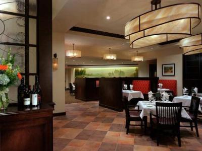 Imagen del bar/restaurante del Hotel Fera Anaheim, A Doubletree By Hilton. Foto 3
