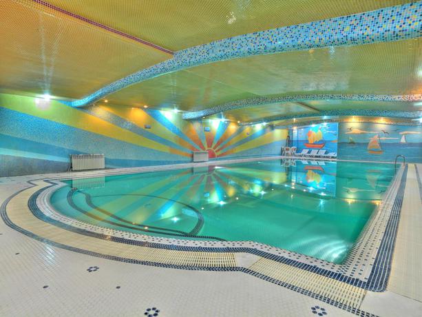 Imagen de la piscina del Hotel Ferdowsi International Grand. Foto 20