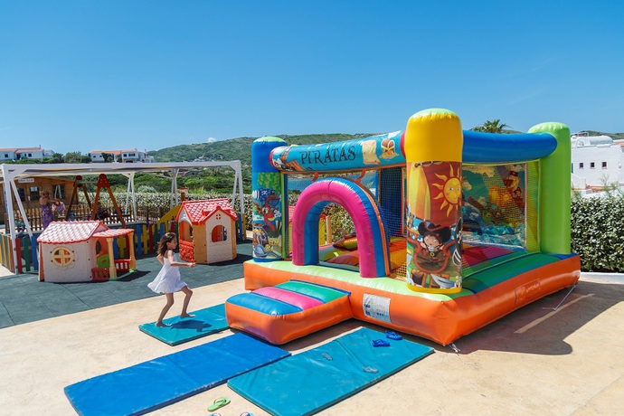 Imagen de los exteriores del Hotel Fergus Club Carema Splash. Foto 8