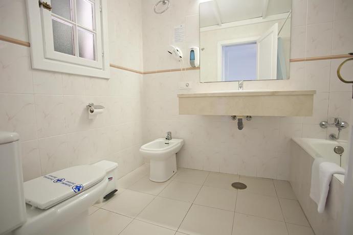 Imagen de la habitación del Hotel Fergus Club Carema Splash. Foto 6