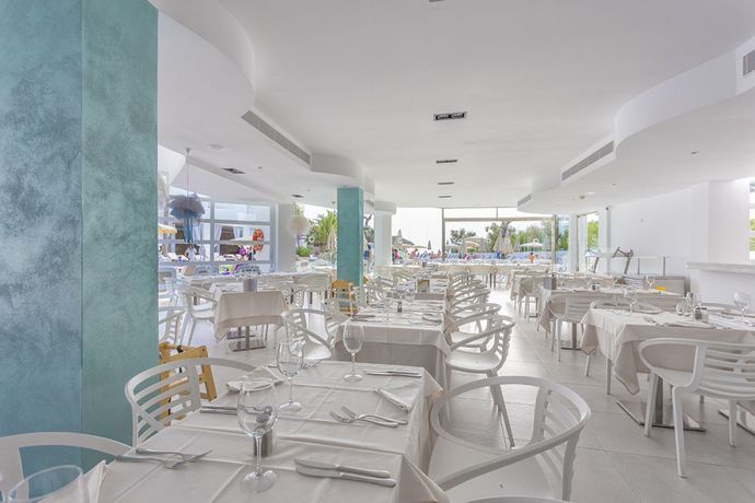 Imagen general del Hotel Fergus Style Cala Blanca Suites. Foto 2