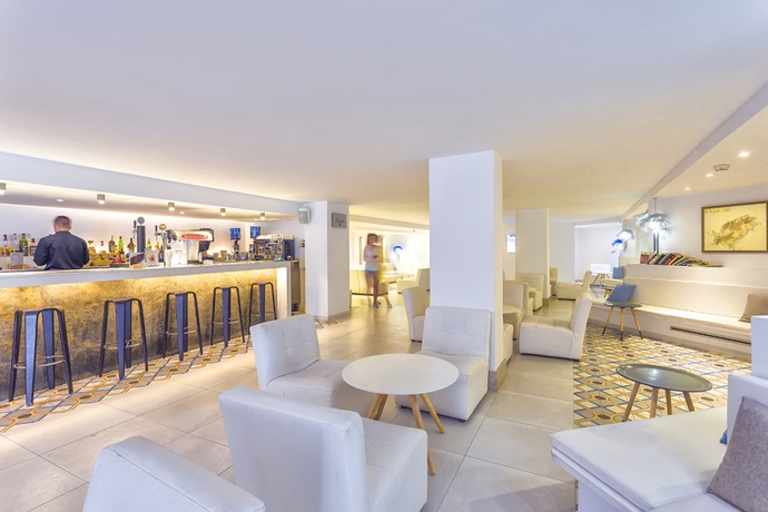 Imagen general del Hotel Fergus Style Cala Blanca Suites. Foto 3