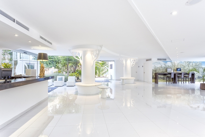 Imagen general del Hotel Fergus Style Cala Blanca Suites. Foto 5