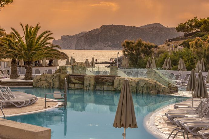 Imagen general del Hotel Fergus Style Cala Blanca Suites. Foto 6