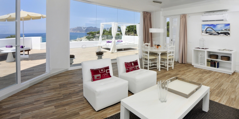 Imagen general del Hotel Fergus Style Cala Blanca Suites. Foto 9