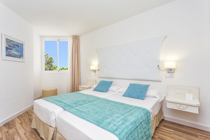 Imagen general del Hotel Fergus Style Cala Blanca Suites. Foto 13