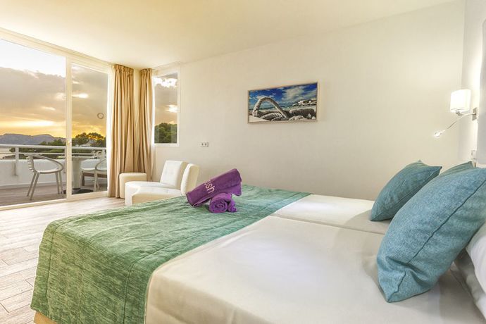 Imagen general del Hotel Fergus Style Cala Blanca Suites. Foto 14