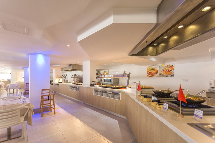 Imagen general del Hotel Fergus Style Cala Blanca Suites. Foto 15