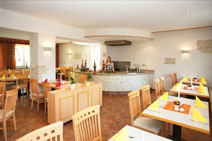 Imagen del bar/restaurante del Hotel Ferienhotel Haus Am Ahorn. Foto 5