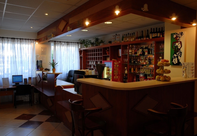 Imagen del bar/restaurante del Hotel Ferihegy. Foto 7
