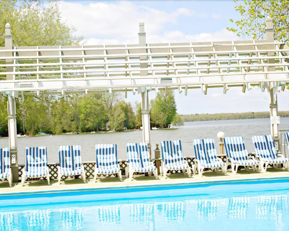 Imagen de la piscina del Hotel Fern Resort. Foto 17