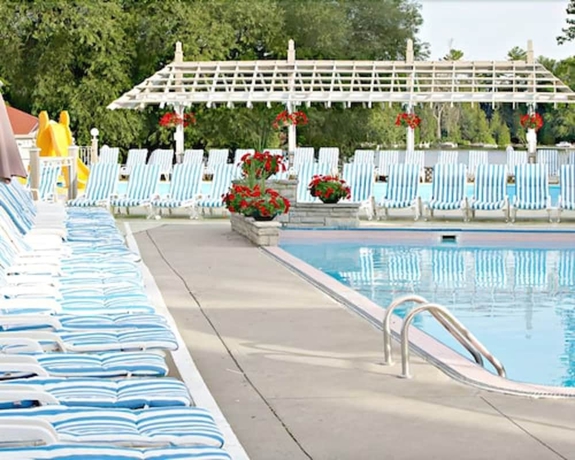 Imagen de la piscina del Hotel Fern Resort. Foto 18