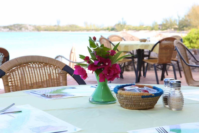 Imagen del bar/restaurante del Hotel Fernandez Bay Village. Foto 3