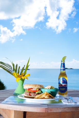 Imagen del bar/restaurante del Hotel Fernandez Bay Village. Foto 4