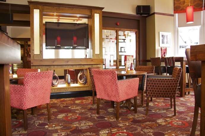 Imagen del bar/restaurante del Hotel Fernhurst Lodge By Greene King Inns. Foto 7