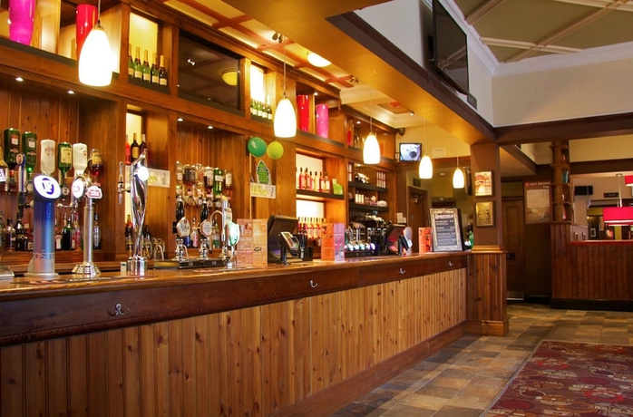 Imagen del bar/restaurante del Hotel Fernhurst Lodge By Greene King Inns. Foto 8