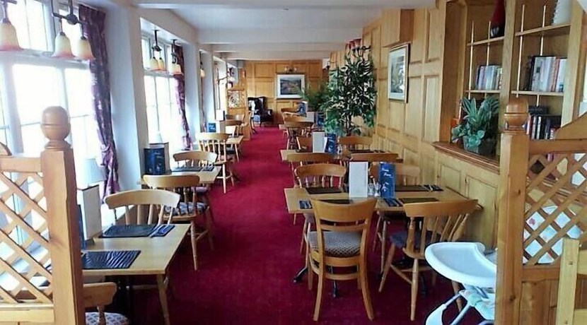Imagen del bar/restaurante del Hotel Ferns Farm and Palms Leisure Club. Foto 2