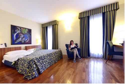 Imagen de la habitación del Hotel Ferrara. Foto 15