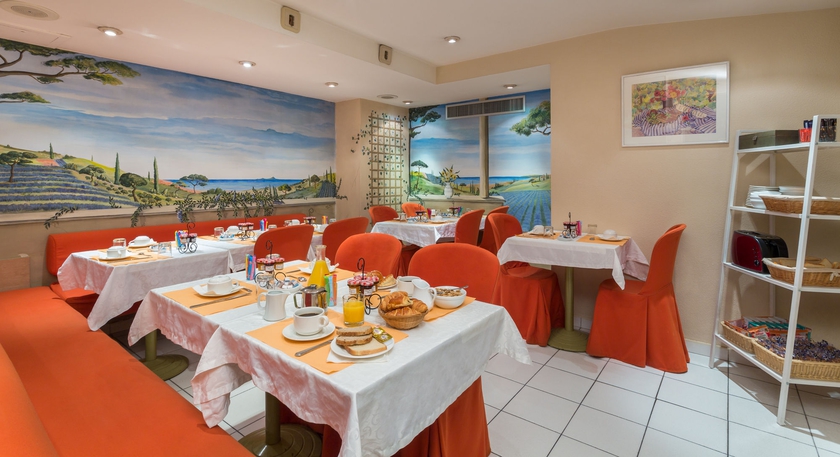 Imagen del bar/restaurante del Hotel Fertel Maillot. Foto 4