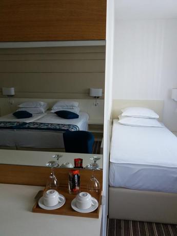 Imagen de la habitación del Hotel Festival. Foto 6