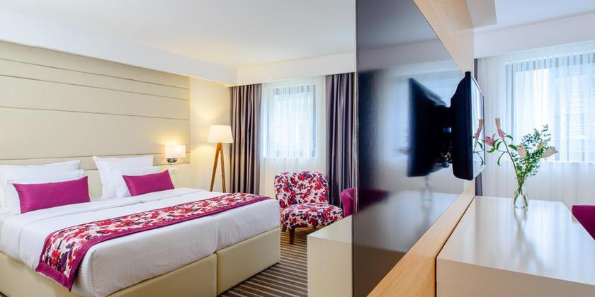 Imagen de la habitación del Hotel Festival. Foto 7