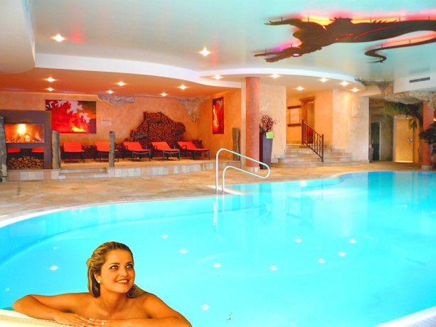 Imagen de la piscina del Hotel Feuriger Tatzlwurm. Foto 16
