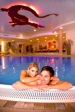 Imagen de la piscina del Hotel Feuriger Tatzlwurm. Foto 17