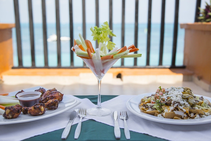 Imagen del bar/restaurante del Hotel Fiesta Americana Cancun Villas. Foto 2