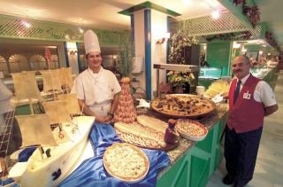 Imagen del bar/restaurante del Hotel Fiesta Hotel Playa d'en Bossa. Foto 2