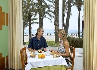 Imagen del bar/restaurante del Hotel Fiesta Hotel Playa d'en Bossa. Foto 3