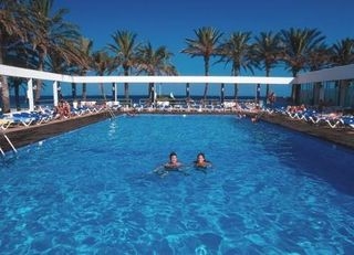 Imagen de la piscina del Hotel Fiesta Hotel Playa d'en Bossa. Foto 7