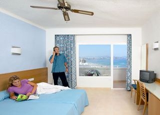 Imagen de la habitación del Hotel Fiesta Hotel Playa d'en Bossa. Foto 5