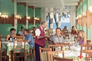 Imagen del bar/restaurante del Hotel Fiesta Hotel Playa d'en Bossa. Foto 4