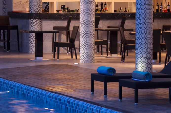 Imagen de la piscina del Hotel Fiesta Inn Cancun Las Americas. Foto 16