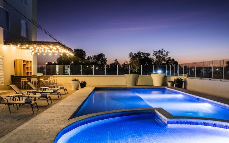 Imagen de la piscina del Hotel Fiesta Inn Celaya Galerías. Foto 17